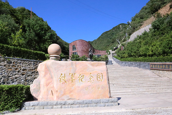夯土层上的签名：名人墓与长城文脉的量子纠缠